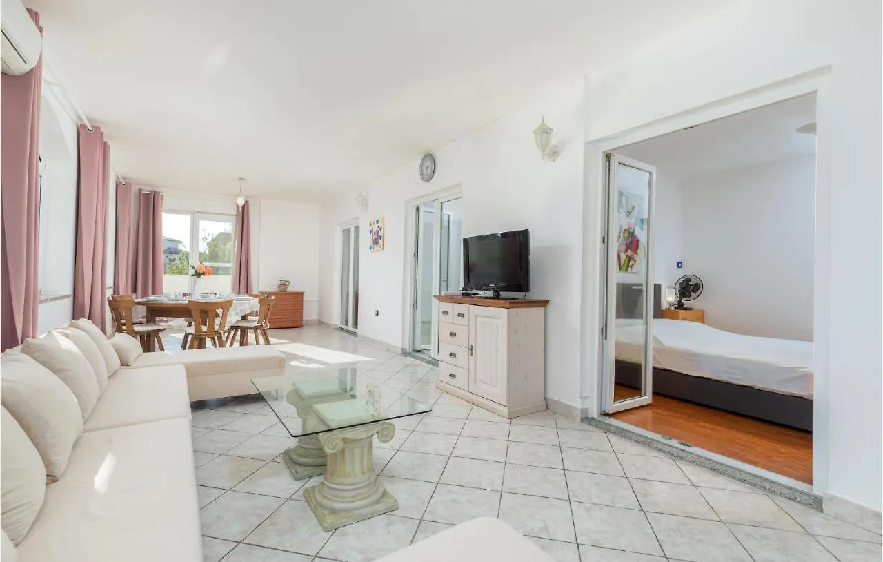 3 Bedroom Awesome Apartment In Pula